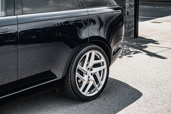 Фото дисков Kahn Type 52 RS Сатиновый лак на Range Rover V