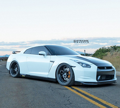 Фото дисков Strasse Wheels R10 Performance на Nissan GT-R