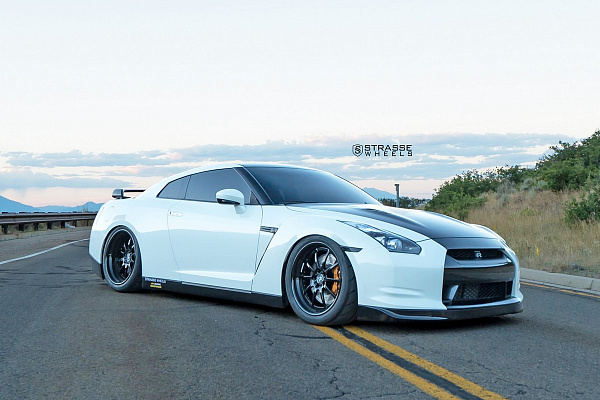 Фото дисков Strasse Wheels R10 Performance Черный глянец на Nissan GT-R
