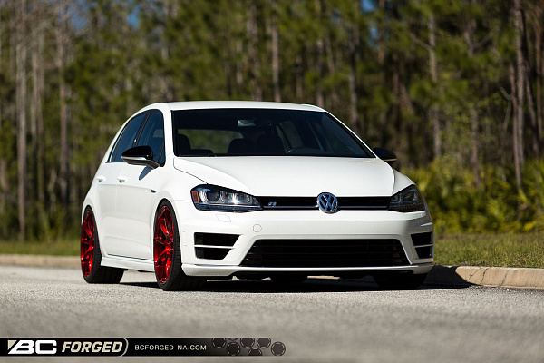 Фото дисков BC Forged RZ39 Красный глянец на Volkswagen Golf VII