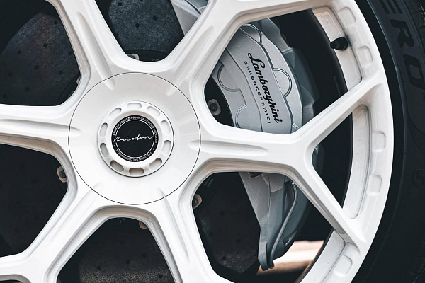 Фото дисков Brixton Forged MW03 Белый глянец на Lamborghini Urus