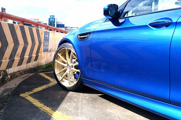 Фото дисков HRE P104 Глянцевое золото на BMW 5/M5 (F10)