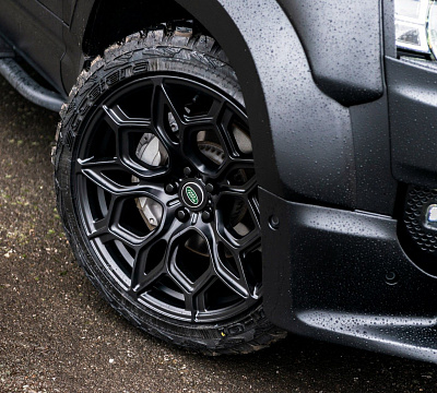 Фото дисков Kahn Type 57 RS на Land Rover Defender II