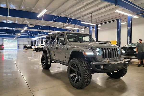 Фото дисков 4PLAY 4P60 Глянцевый темный лак на Jeep Wrangler IV (JL)