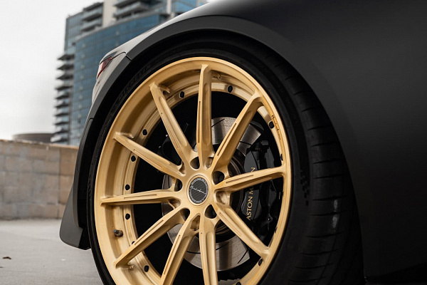 Фото дисков Brixton Forged R11-R Глянцевая шампань на Aston Martin Vantage 4