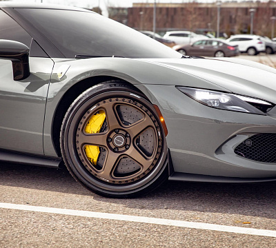 Фото дисков Brixton Forged TR05 на Ferrari 296