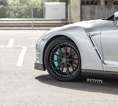 Фото дисков Strasse Wheels R10 Signature на Nissan GT-R