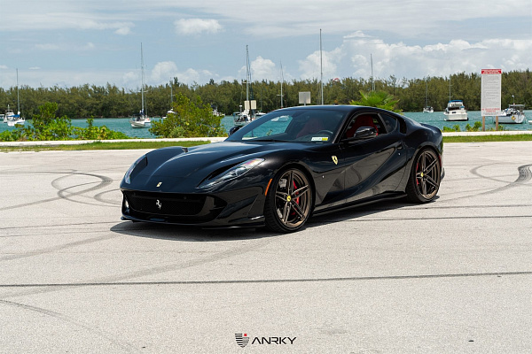 Фото дисков Anrky AN27 Сатиновая темная бронза на Ferrari 812