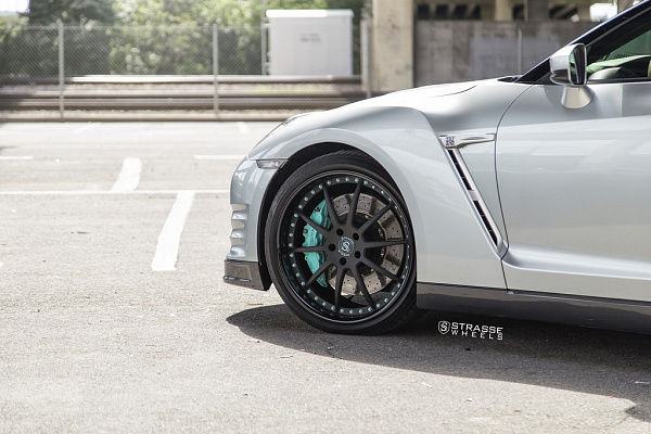 Фото дисков Strasse Wheels R10 Signature Черный сатин на Nissan GT-R