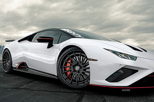 Фото дисков Strasse Wheels SV15T Deep Concave FS Черный матовый на Lamborghini Huracan