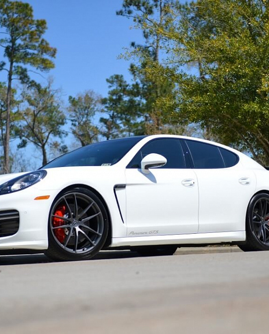 Фото дисков P104 Сатиновый графит на Porsche Panamera I