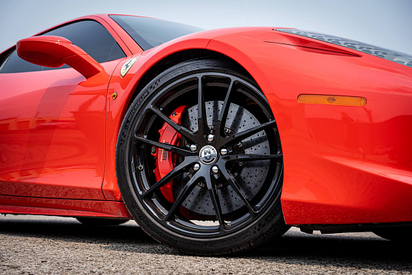 Фото дисков HRE P104 Черный глянец на Ferrari 458