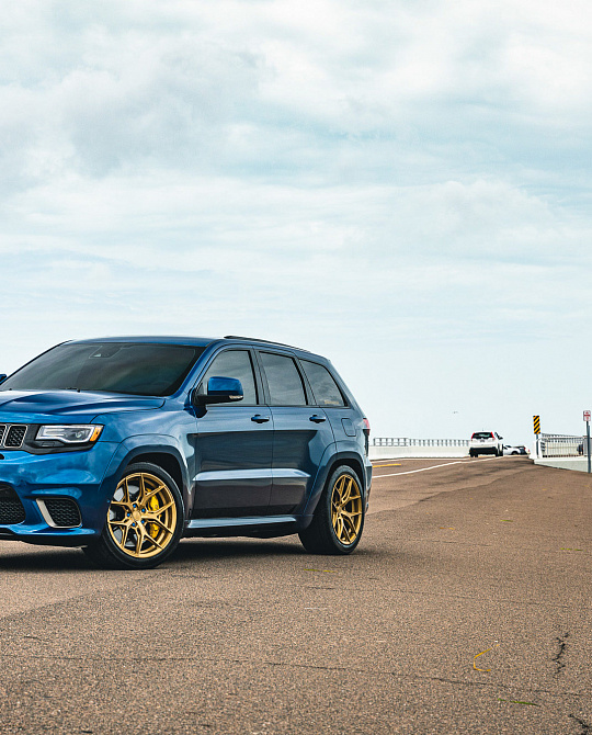 Фото дисков HF-5 Глянцевое золото на Jeep Grand Cherokee IV