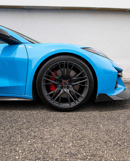 Фото дисков FDE05 Черный сатин на Chevrolet Corvette C8