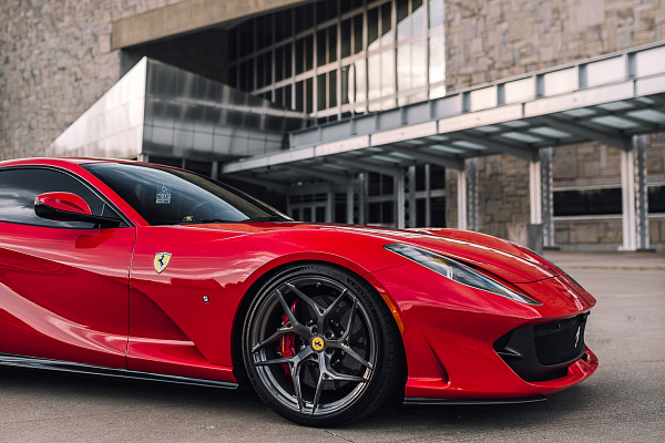 Фото дисков Brixton Forged PF5 Глянцевый темный лак на Ferrari 812