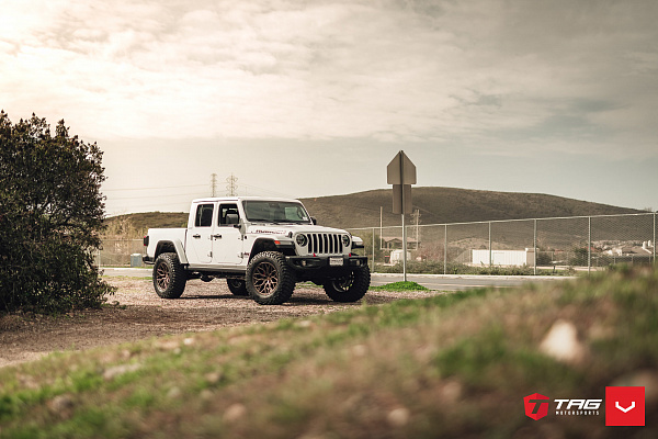 Фото дисков Vossen HF-2 Сатиновая бронза на Jeep Gladiator II (JT)