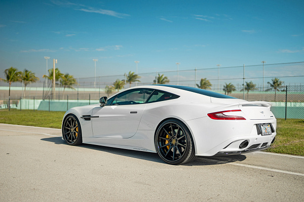 Фото дисков Strasse Wheels R10 Deep Concave FS Черный глянец на Aston Martin Vanquish 2