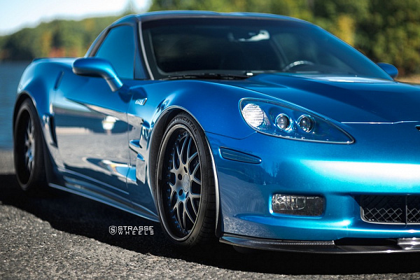 Фото дисков Strasse Wheels SV8 Signature Черный сатин на Chevrolet Corvette C6