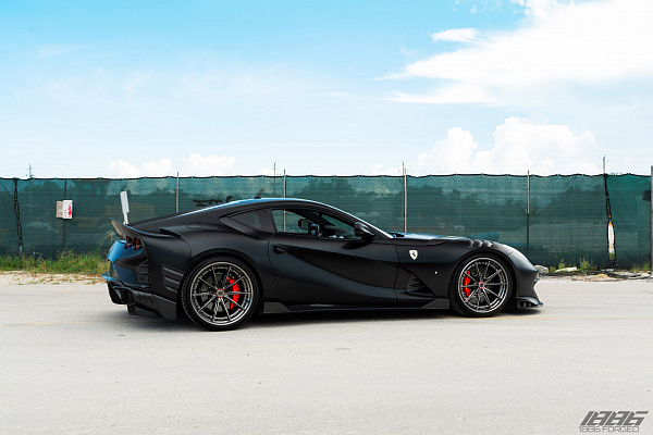 Фото дисков 1886 Wheels G010 Глянцевый темный лак на Ferrari 812