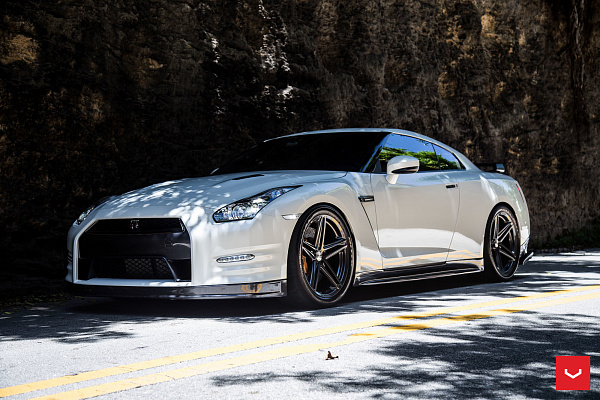 Фото дисков Vossen VFS-5 Глянцевый графит на Nissan GT-R