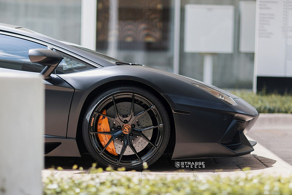 Фото дисков Strasse Wheels SM5R Deep Concave Monoblock Черный глянец на Lamborghini Aventador