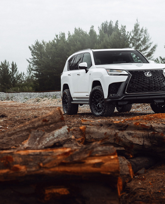 Фото дисков HFX-1 (6-Lug) Черный глянец на Lexus LX IV