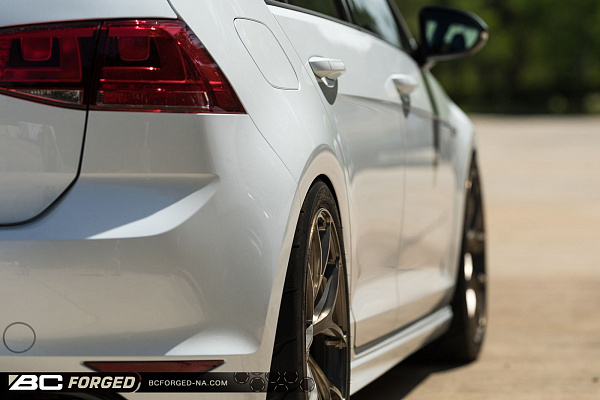 Фото дисков BC Forged RZ21 Глянцевая бронза на Volkswagen Golf VII