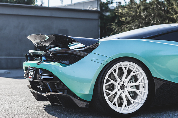 Фото дисков Brixton Forged PF10 Белый глянец на McLaren 720S