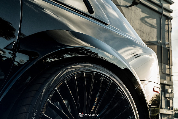 Фото дисков Anrky RF-230 Черный глянец на Rolls-Royce Cullinan