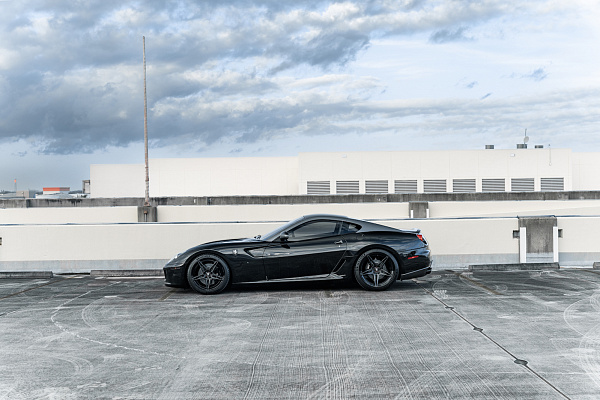 Фото дисков Strasse Wheels SV2 Deep Concave Duoblock Другой цвет на Ferrari 599