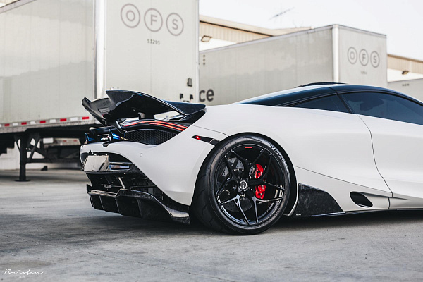 Фото дисков Brixton Forged PF5 Черный глянец на McLaren 720S