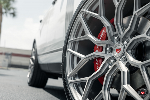 Фото дисков Vossen S17-01 Глянцевый тонированный лак на Range Rover IV