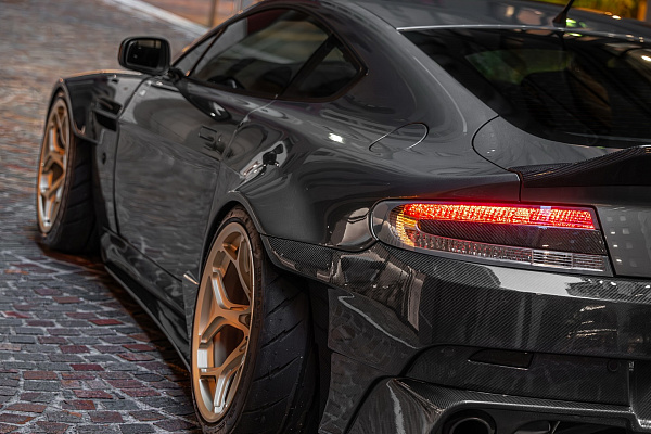 Фото дисков Radi8 Raijin Глянцевая шампань на Aston Martin Vantage 3
