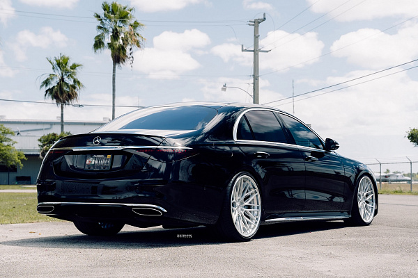 Фото дисков Strasse Wheels SV10M-RS Deep Concave FS Глянцевый лак на Mercedes-Benz S-Class (W223)