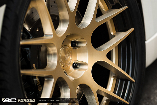 Фото дисков BC Forged HC040 Глянцевое золото на Nissan GT-R