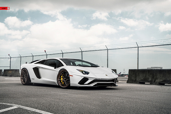 Фото дисков Anrky AN36 Сатиновая темная бронза на Lamborghini Aventador