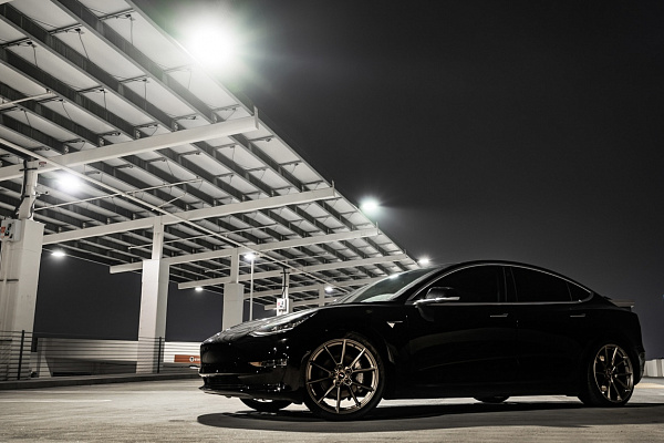 Фото дисков Savini SV-F4 Глянцевая бронза на Tesla Model 3