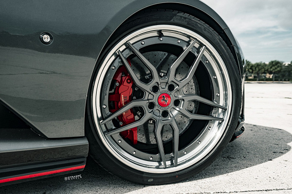 Фото дисков Strasse Wheels SV4 Deep Concave FS Сатиновый графит на Ferrari 812