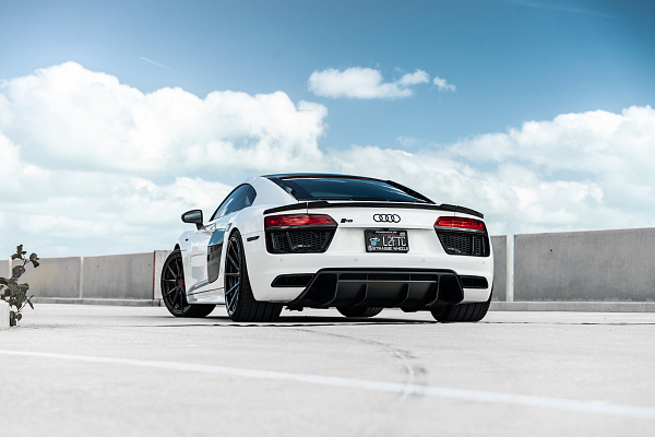 Фото дисков Strasse Wheels SV10 Deep Concave Duoblock Черный глянец на Audi R8 (4S)