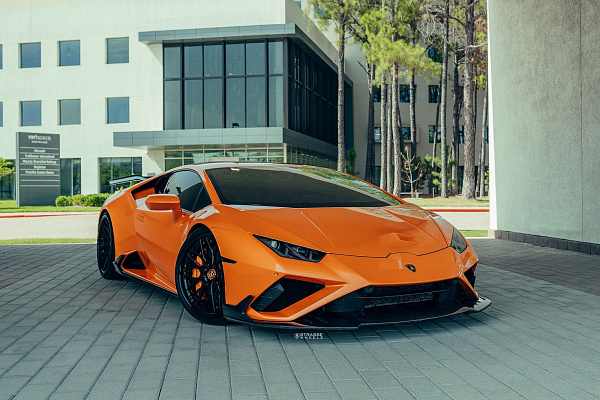 Фото дисков Strasse Wheels SV10M Deep Concave FS Черный глянец на Lamborghini Huracan