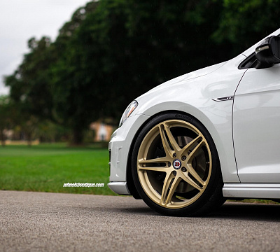 Фото дисков HRE P107 на Volkswagen Golf VII