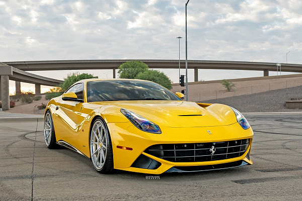 Фото дисков Strasse Wheels SV10 Deep Concave FS Глянцевый лак на Ferrari 812