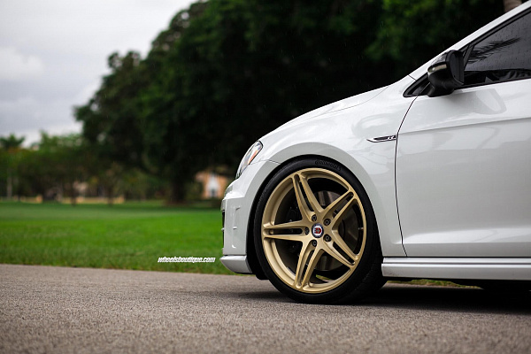 Фото дисков HRE P107 Сатиновое золото на Volkswagen Golf VII