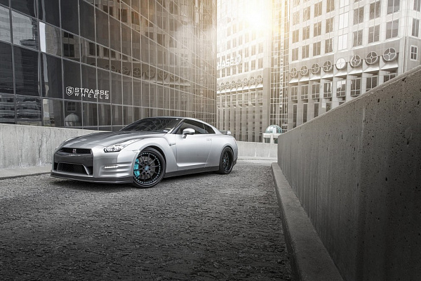 Фото дисков Strasse Wheels R10 Signature Черный сатин на Nissan GT-R