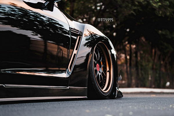 Фото дисков Strasse Wheels R10 Performance Другой цвет на Nissan GT-R