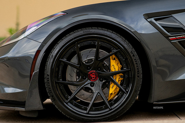 Фото дисков Strasse Wheels SM5RT Deep Concave FS Черный глянец на Chevrolet Corvette C7