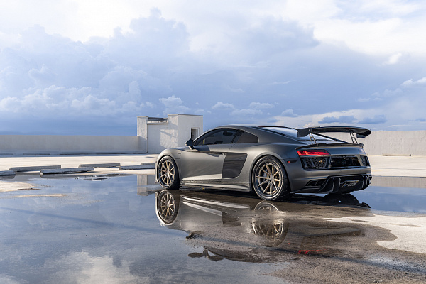 Фото дисков Strasse Wheels SV10 Track Сатиновая шампань на Audi R8 (4S)