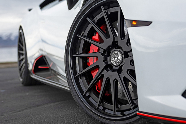 Фото дисков Strasse Wheels SV15T Deep Concave FS Черный матовый на Lamborghini Huracan