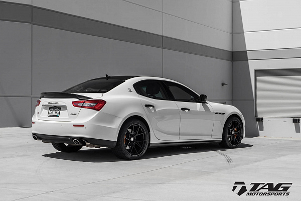 Фото дисков HRE P101 Черный глянец на Maserati Ghibli