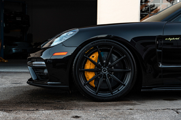 Фото дисков Brixton Forged R11-R Черный сатин на Porsche Panamera II